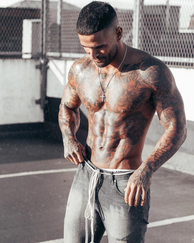 Meet 30-year-old model footballer who remains fit all year round and ...