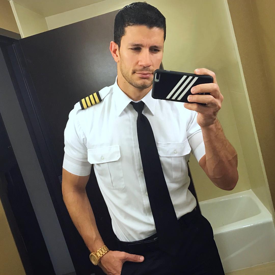 Puerto Rican pilot boasts his jet-set lifestyle sharing six-pack selfies with Kendall ...1080 x 1080